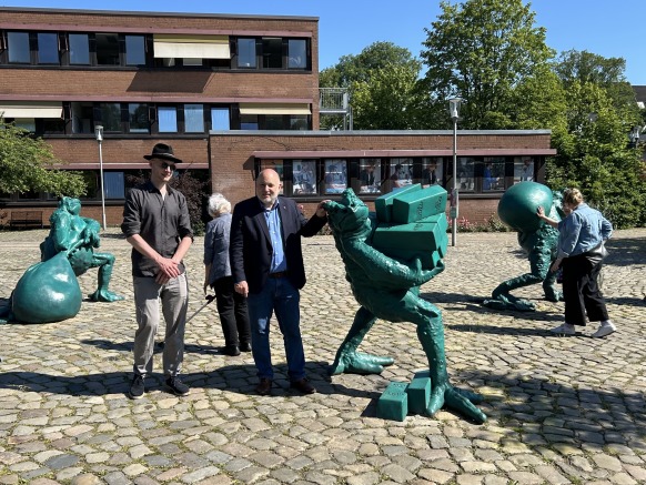 Bürgerinfo Nr. 170 Bild 2 Kunstausstellung Work-Life-Challenge mit den Toad Walker-Skulpturen auf dem Rathausplatz